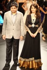 Madhuri Dixit walks the ramp for PC Jeweller Show at IIJW Day 5 Grand Finale on 23rd Aug 2012 (5).JPG